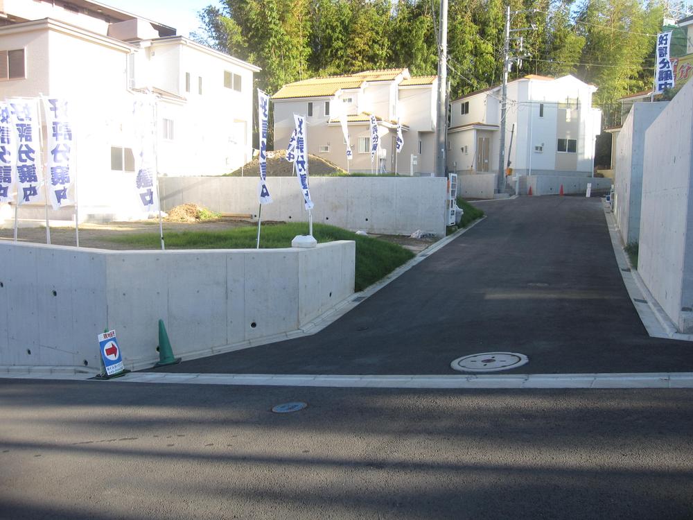 Local photos, including front road. The entrance of the development site is refreshing. (October 2013) Shooting