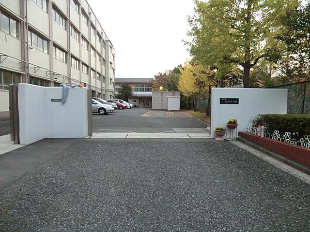 Junior high school. 1607m to Yokohama City Tateno garden junior high school