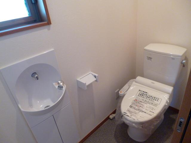 Toilet. Indoor (11 May 2013) Shooting