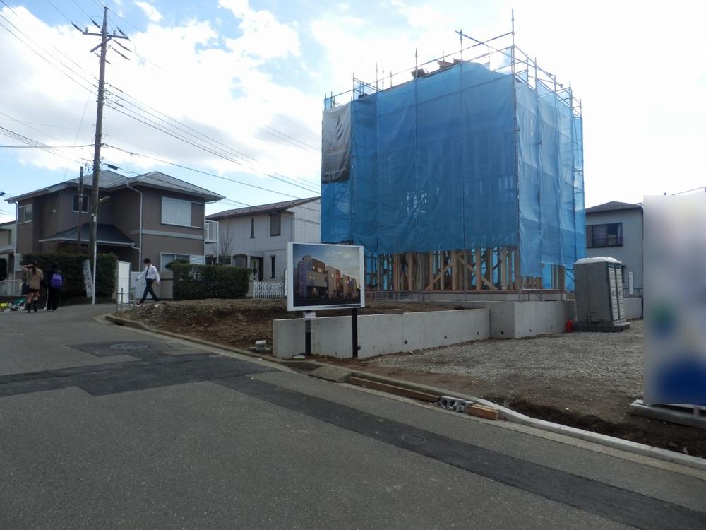 Local photos, including front road. Local is per yang good! Front road is also widely, Very good location! 