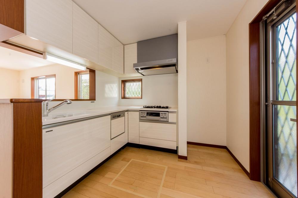 Kitchen. Excellent system kitchen in functionality