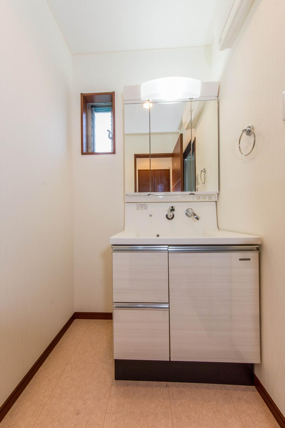 Wash basin, toilet. Cleanliness full wash room