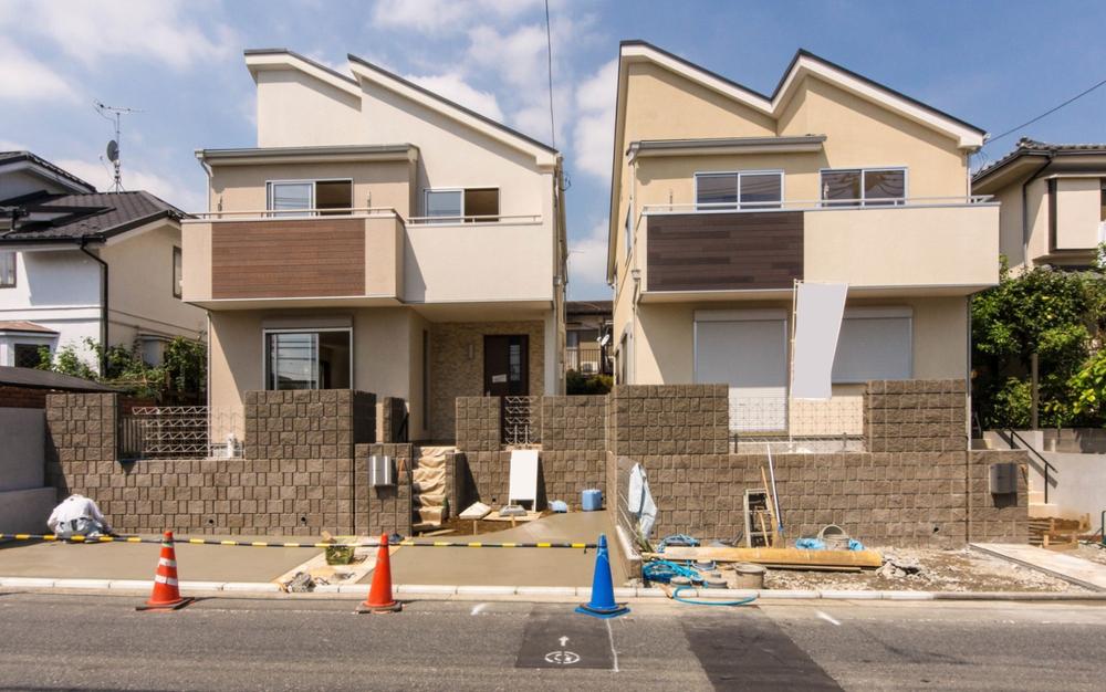 Local appearance photo. Yang per good south-facing road ・  ・ There are also clear about 7.9m front road.