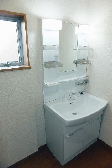 Wash basin, toilet. Indoor (December 16, 2013) Shooting