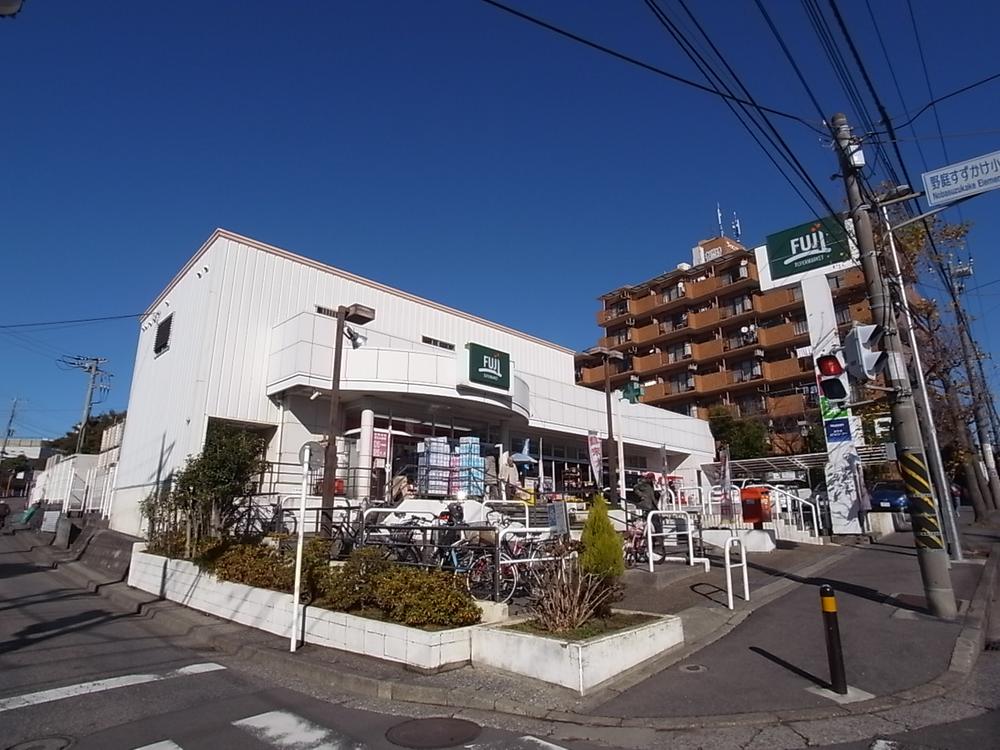 Supermarket. Until Fuji Nova store to walk to supermarket, which is open until 100m 23 is a 2-minute. Close by is very convenient