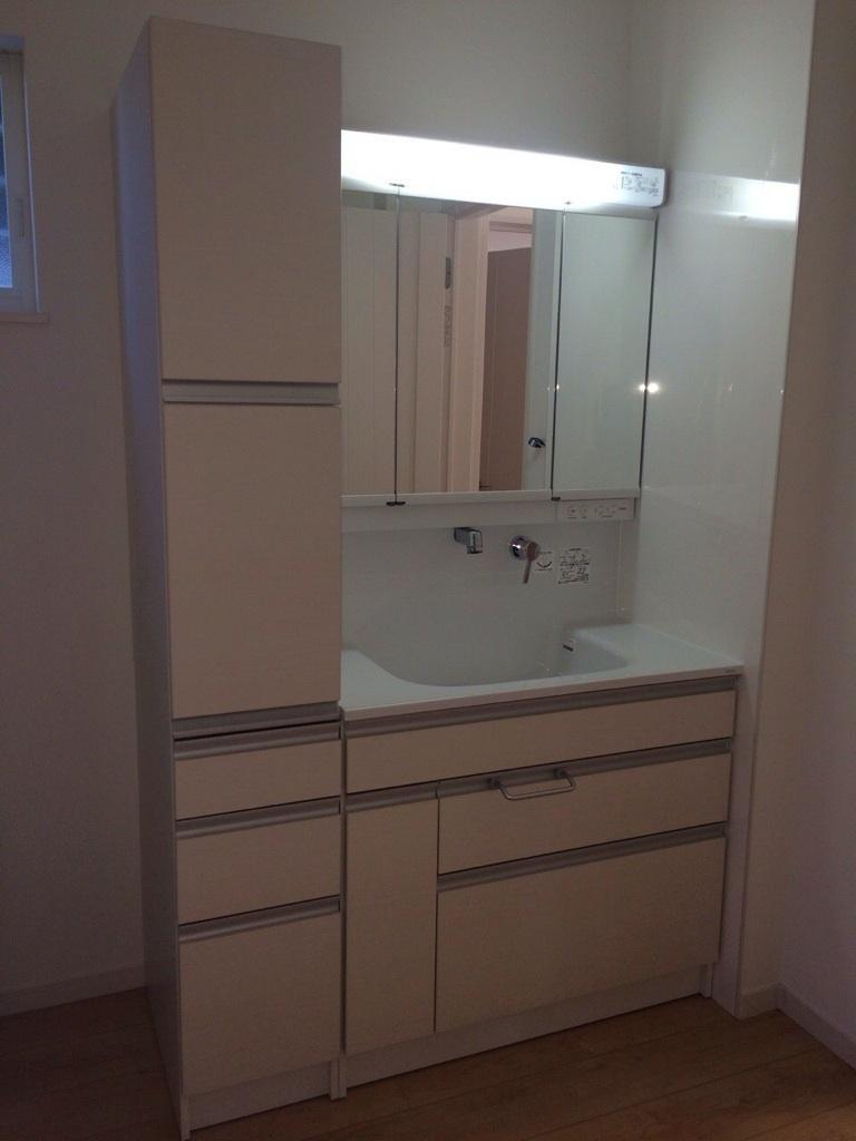 Wash basin, toilet. Indoor (12 May 2013) Shooting