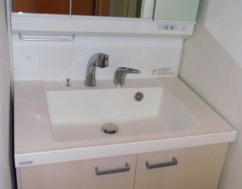 Wash basin, toilet. Shampoo dresser