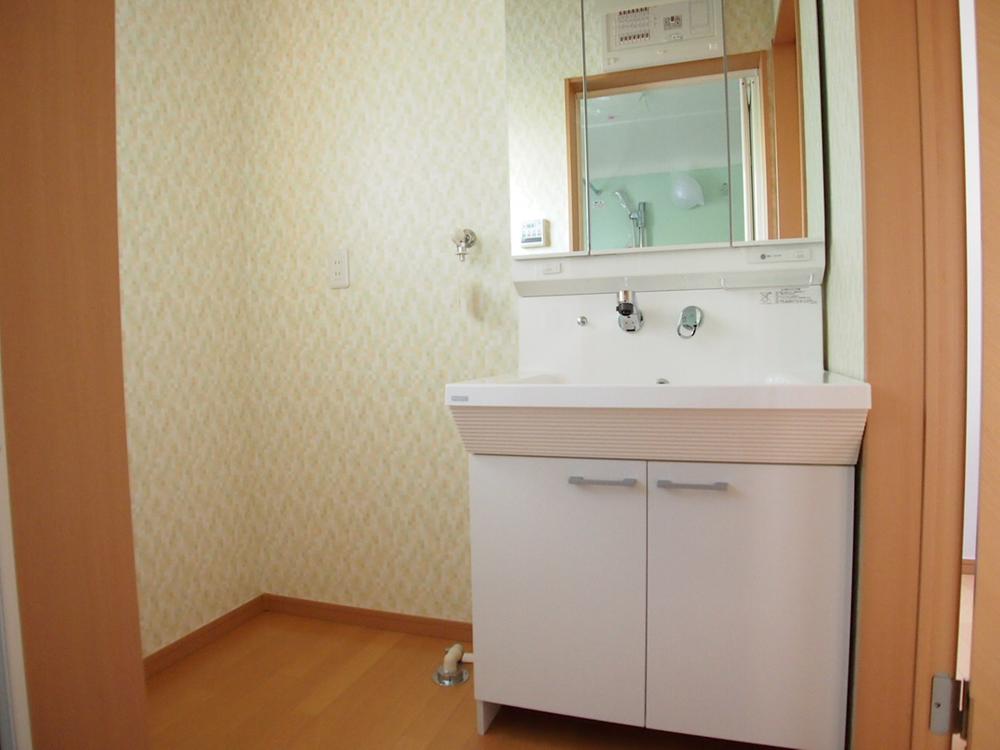 Wash basin, toilet. Local (late November 2013) Shooting