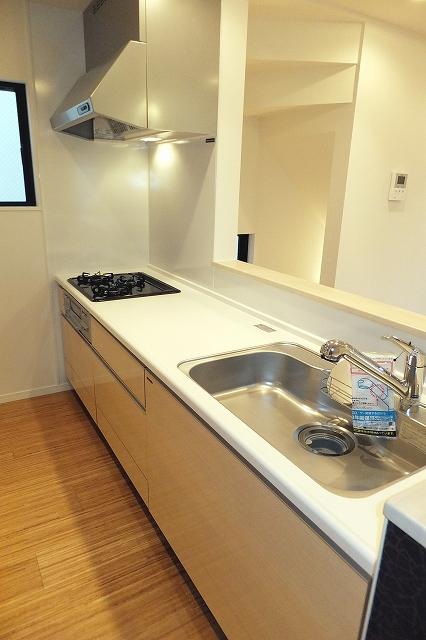 Kitchen. The kitchen is an open type of counter kitchen (December 20, 2013) Shooting