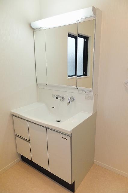 Wash basin, toilet. Indoor (December 20, 2013) Shooting