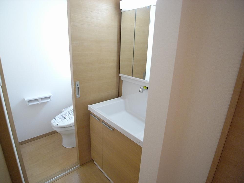 Wash basin, toilet. Indoor (11 May 2013) Shooting