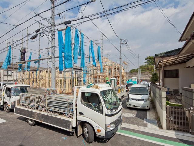 Local photos, including front road. 9 Building on the front road About 4.5m