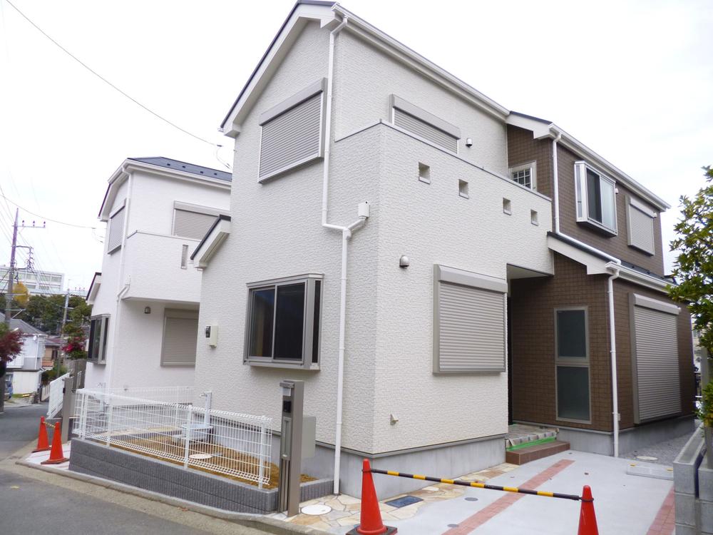 Local photos, including front road. B Building appearance