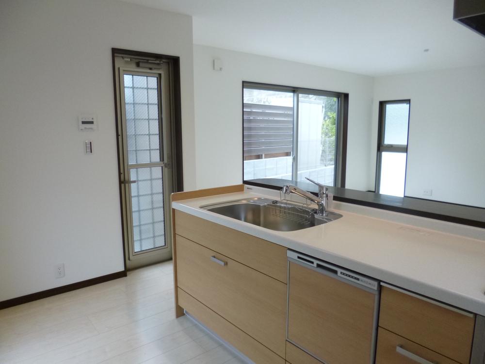 Kitchen. A Building Face-to-face kitchen with a feeling of opening!