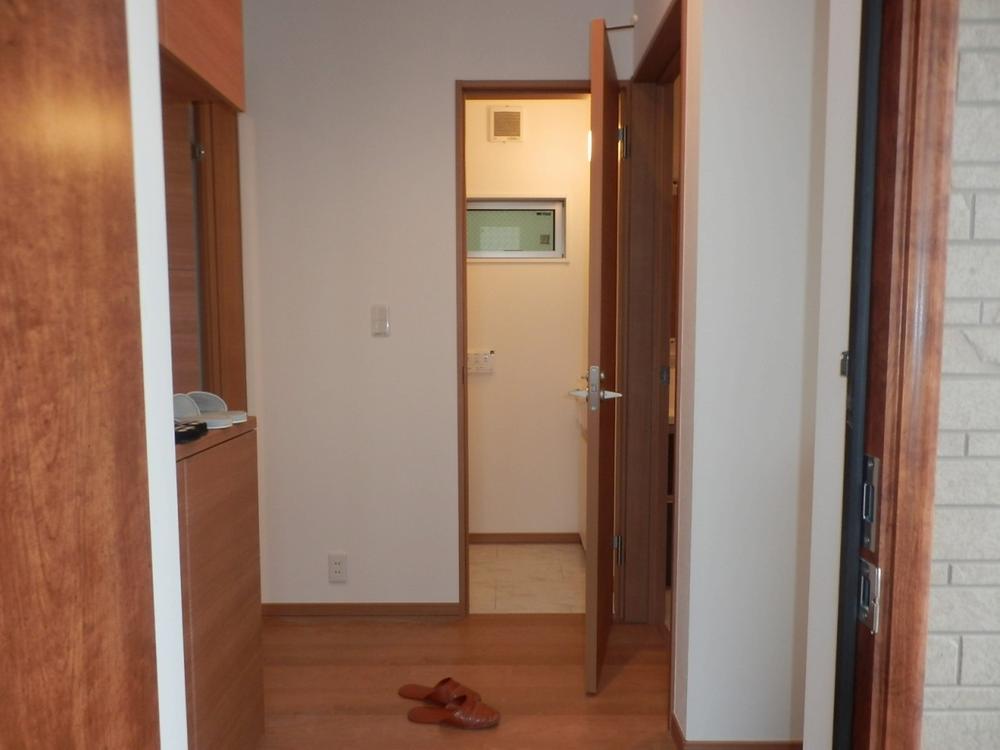 Entrance. Indoor (December 8, 2013) Shooting 9 Building photo opened the front door