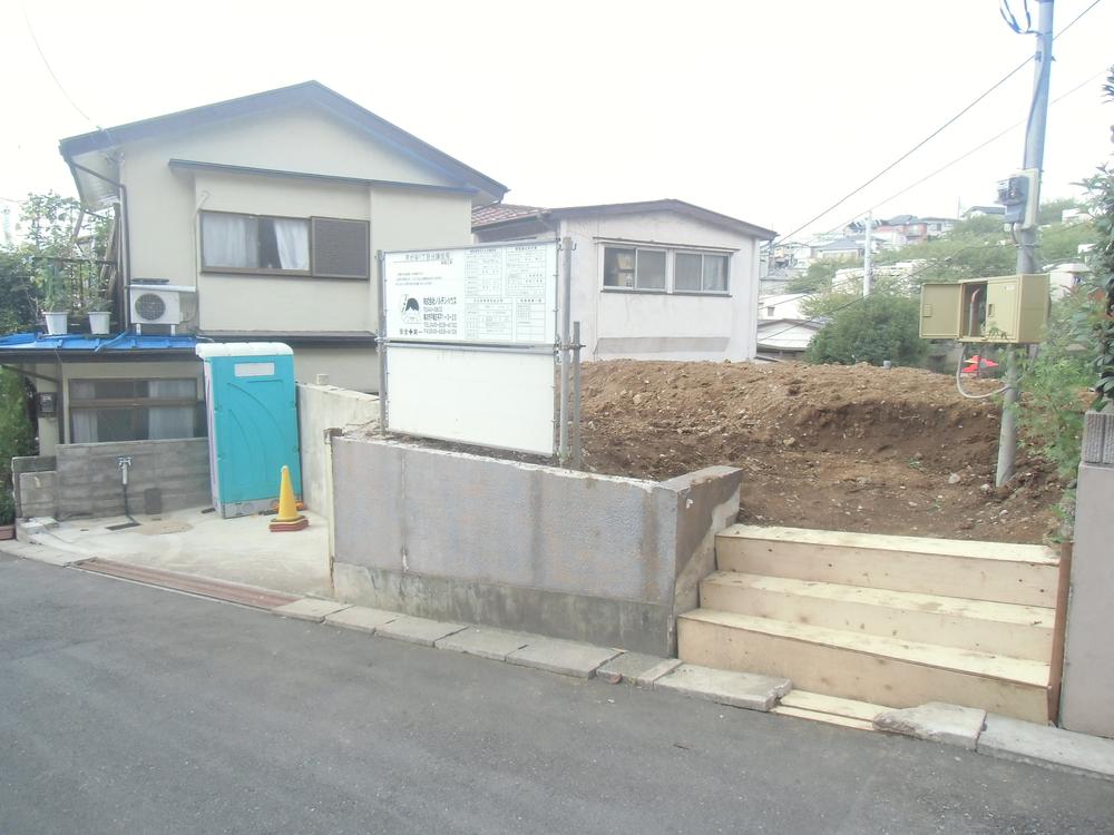 Local photos, including front road. Is yang This good local facing north and south both sides road in the quiet residential area.