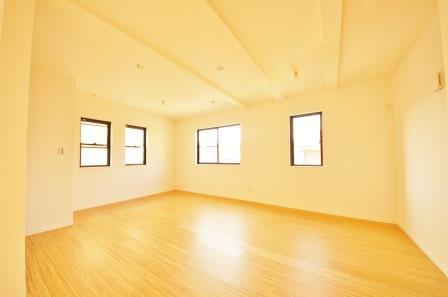 Living. Indoor (12 May 2013) Shooting, Windows are many bright living. 