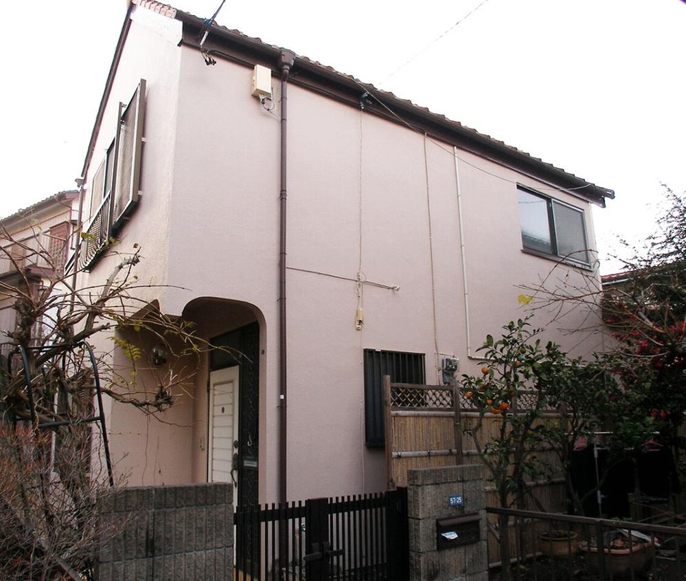 Local appearance photo. Still it is with Furuya. Car two spaces! 