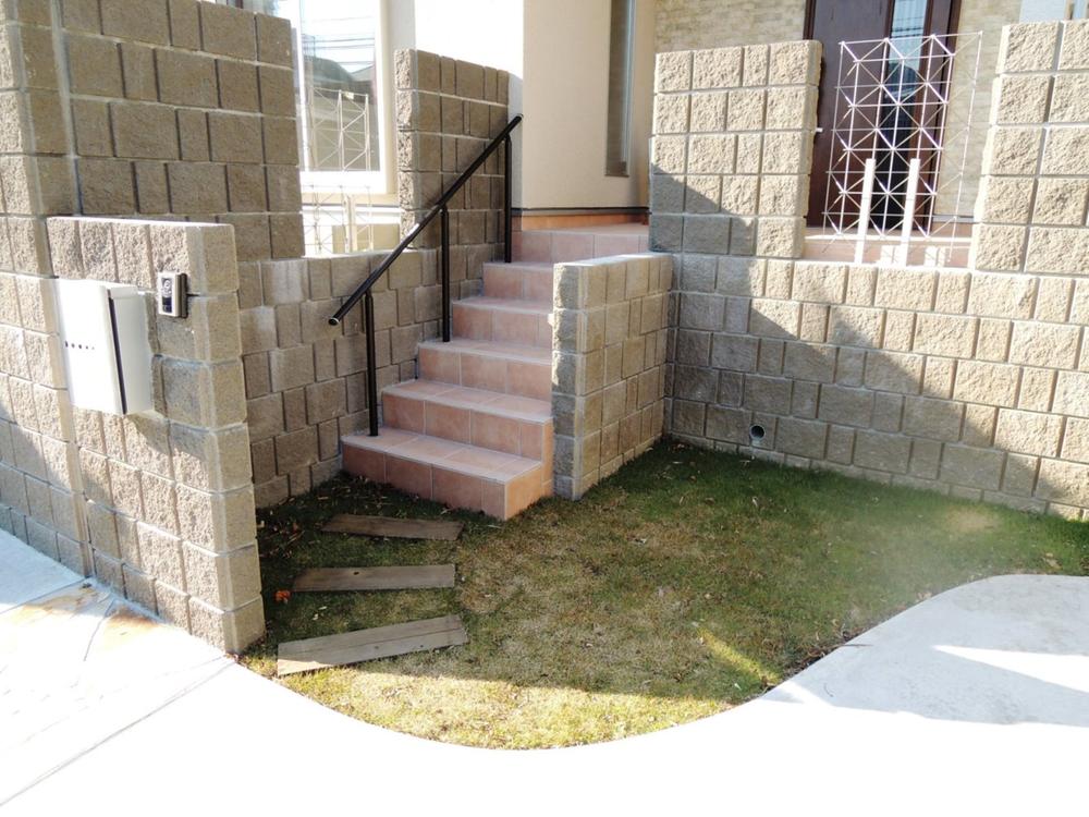 Entrance. Step up to the front door