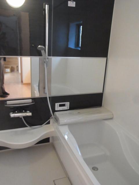 Bathroom. Spacious 1 tsubo size, With bathroom dryer!