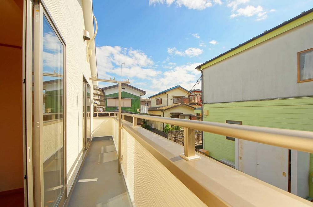 Balcony. Local (11 May 2013) Shooting, Balconies offer a wide span. 