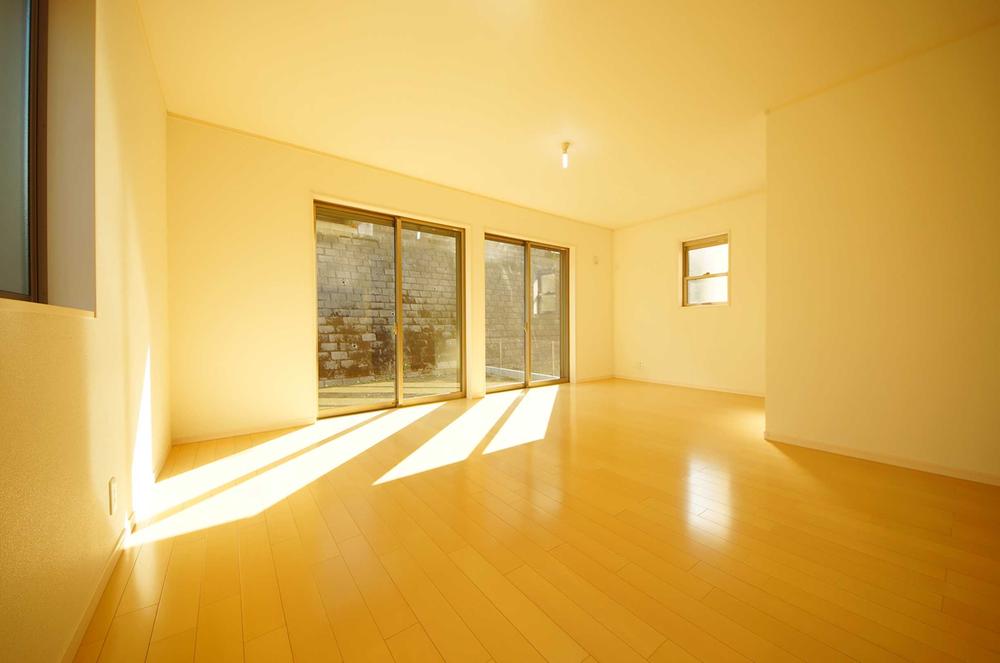 Living. Indoor (11 May 2013) Shooting, It goes out as it is to the garden from the living room.