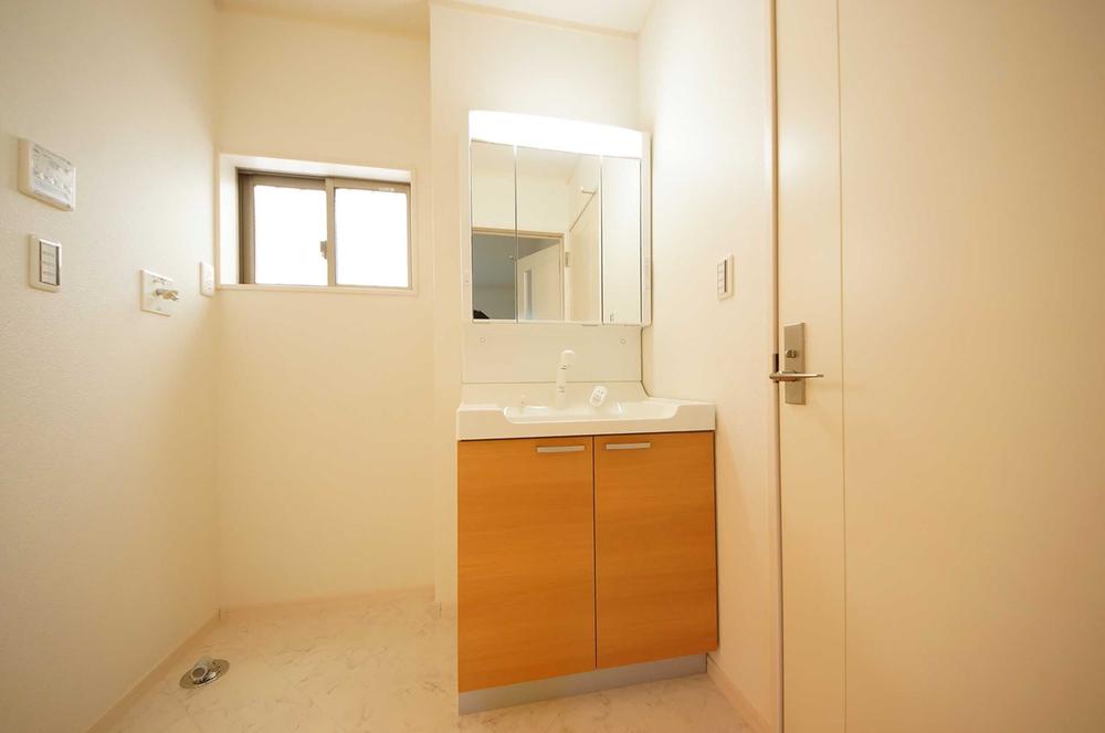 Wash basin, toilet. Indoor (11 May 2013) Shooting, It is a vanity with a triple mirror housing.