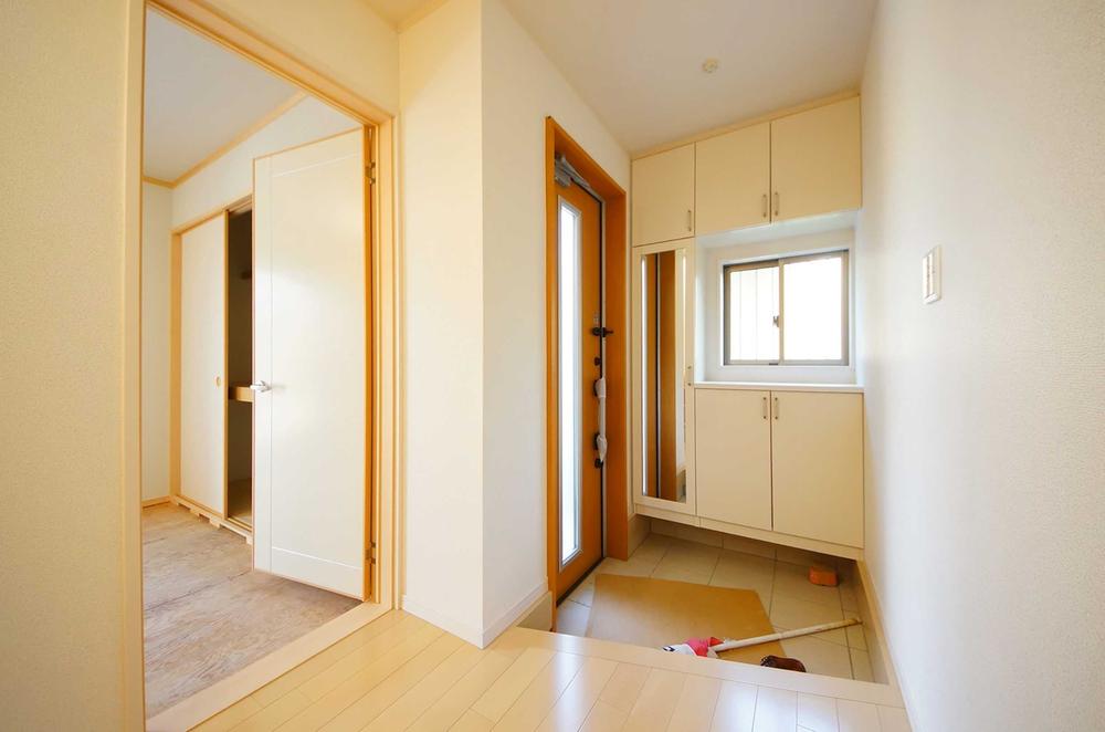 Other introspection. Indoor (11 May 2013) Shooting, Bright entrance hall there is a window.