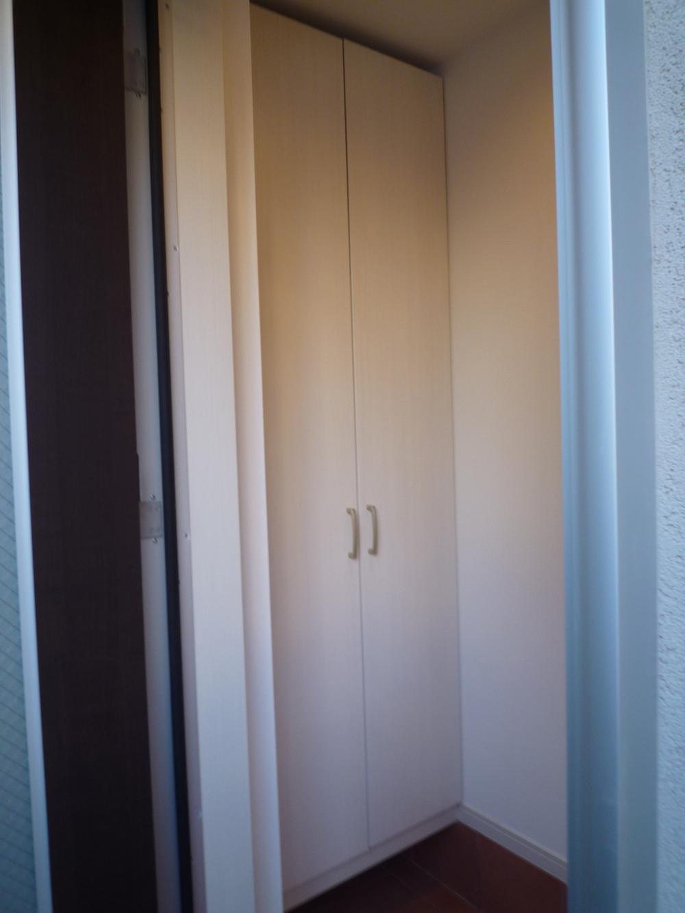 Entrance. Equipped with plenty of storage in the fine entrance.