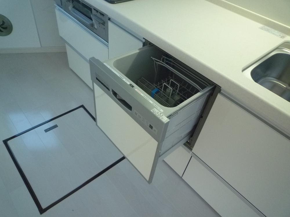 Kitchen. Is a large dishwashing built-in system kitchen.