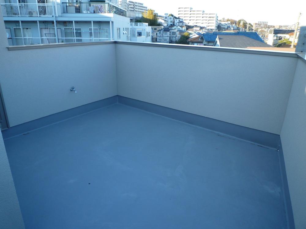 Balcony. In the longing of the roof balcony, Guests can also enjoy a barbecue with your family.