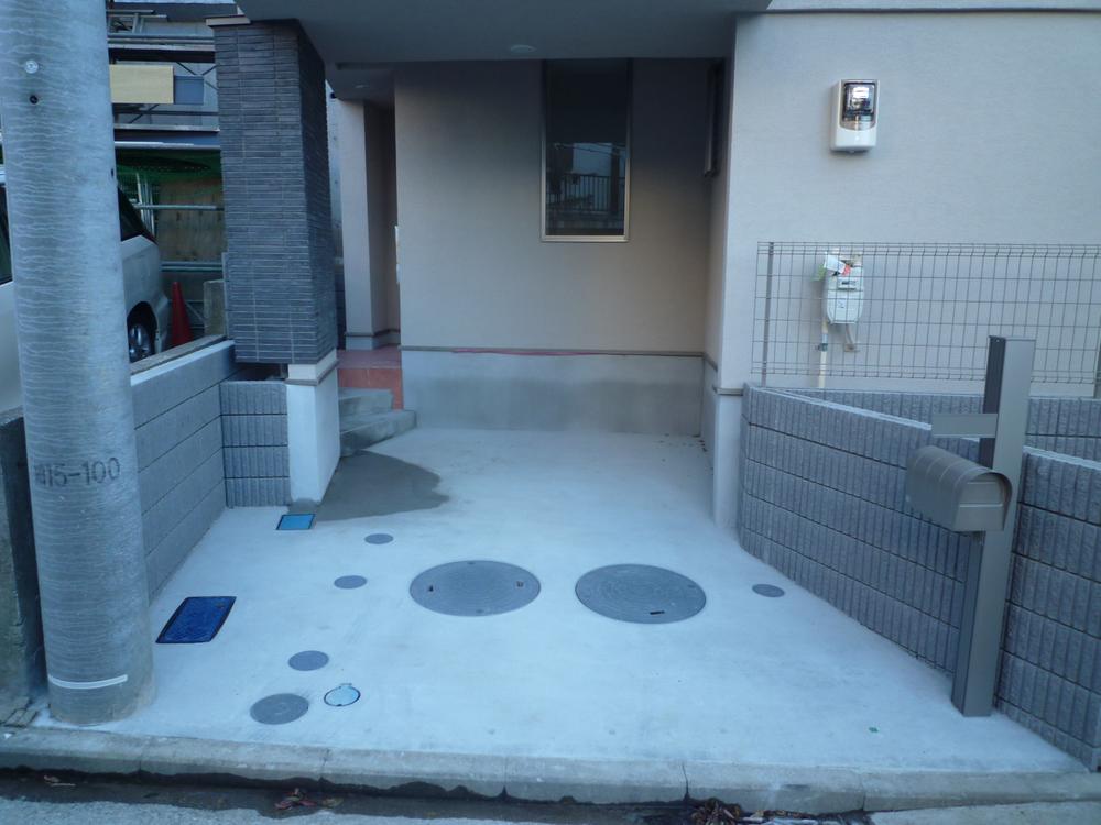 Parking lot. Equipped with car space that large vehicles can also Easy parking.