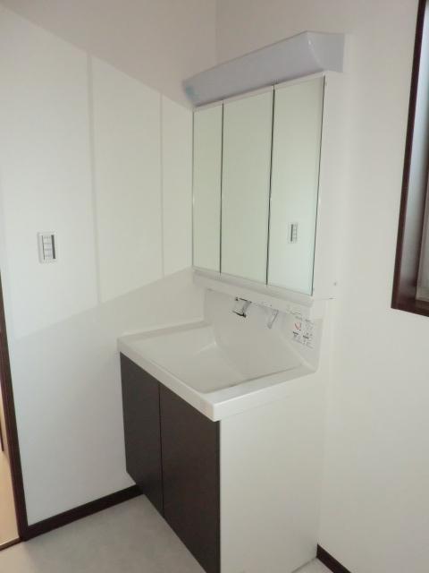 Wash basin, toilet. Indoor (11 May 2013) Shooting