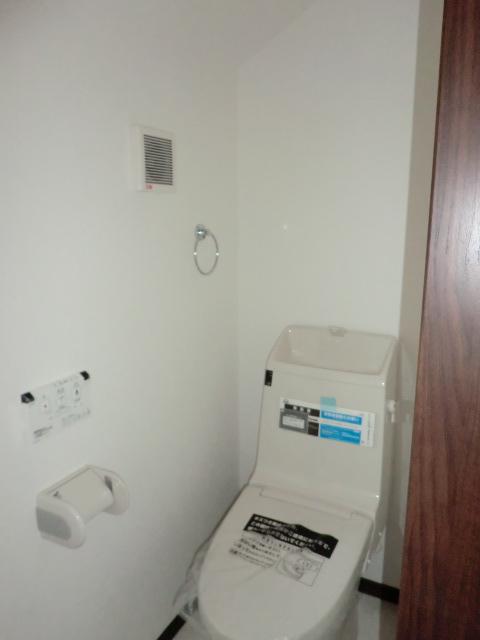 Toilet. Indoor (11 May 2013) Shooting