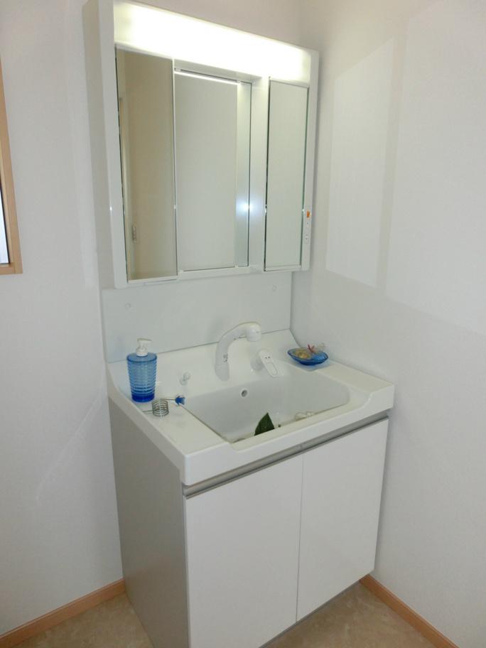 Wash basin, toilet. Vanity with shampoo dresser