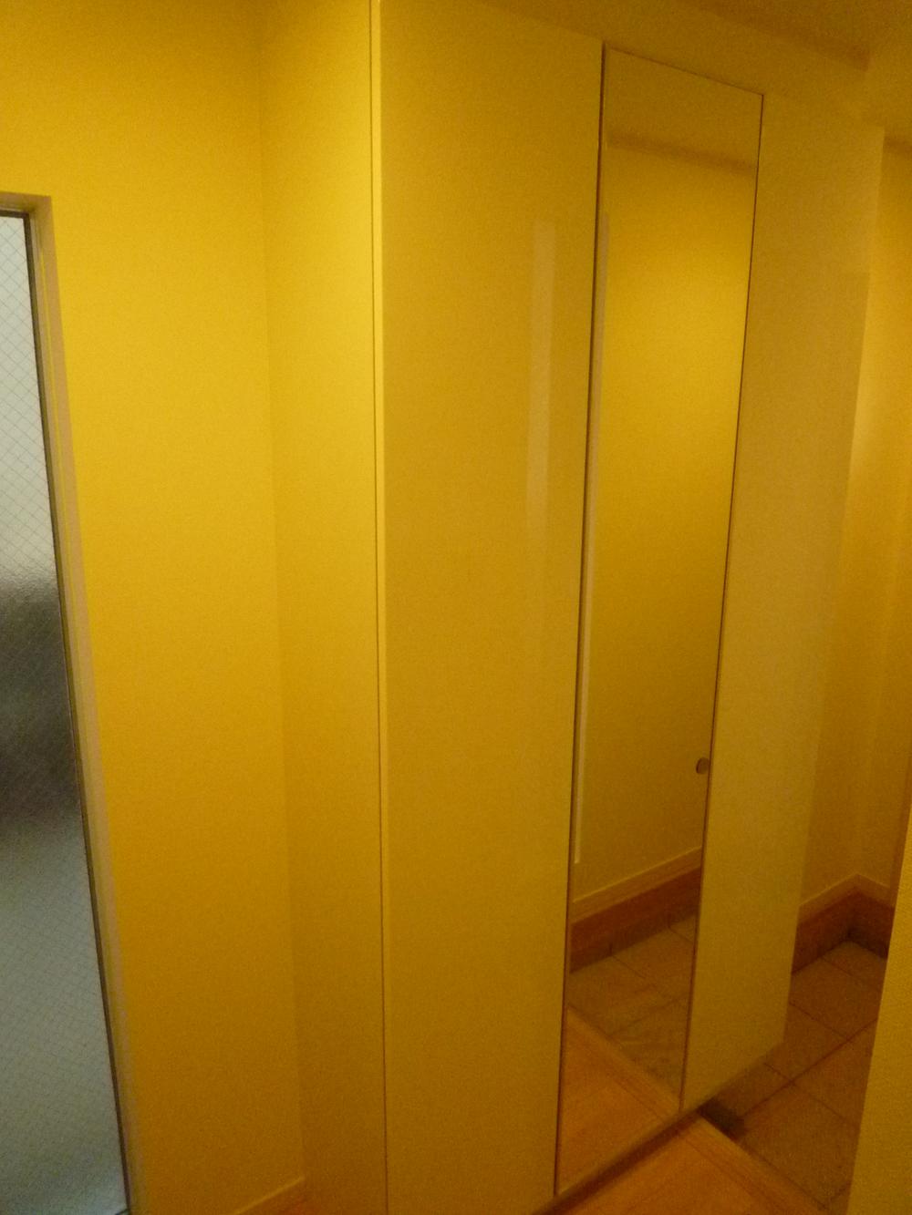 Entrance. Equipped with plenty of storage in the fine entrance. 