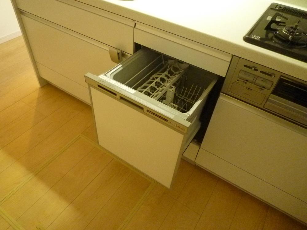Kitchen. Adopt a large built-in dishwashing. 