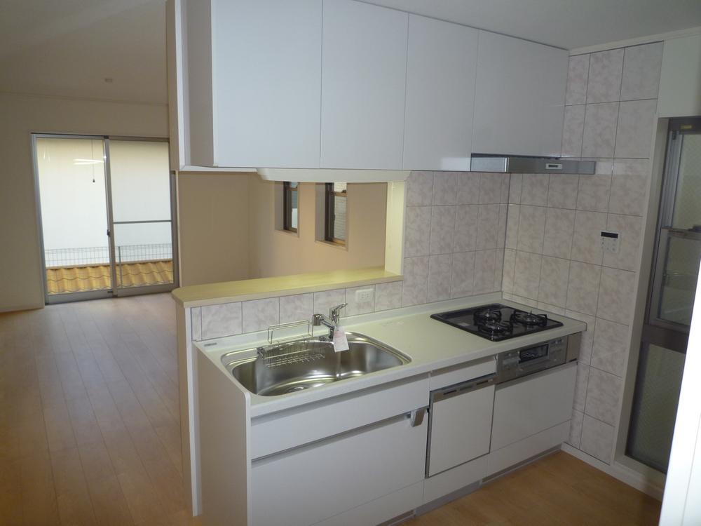 Kitchen. For face-to-face kitchen, It is also safe housework while watching the children. 