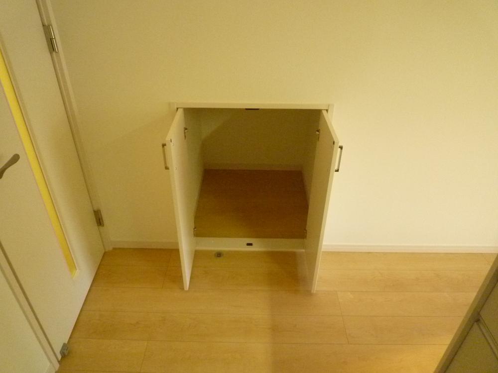 Receipt. Also equipped with stairs under storage. 