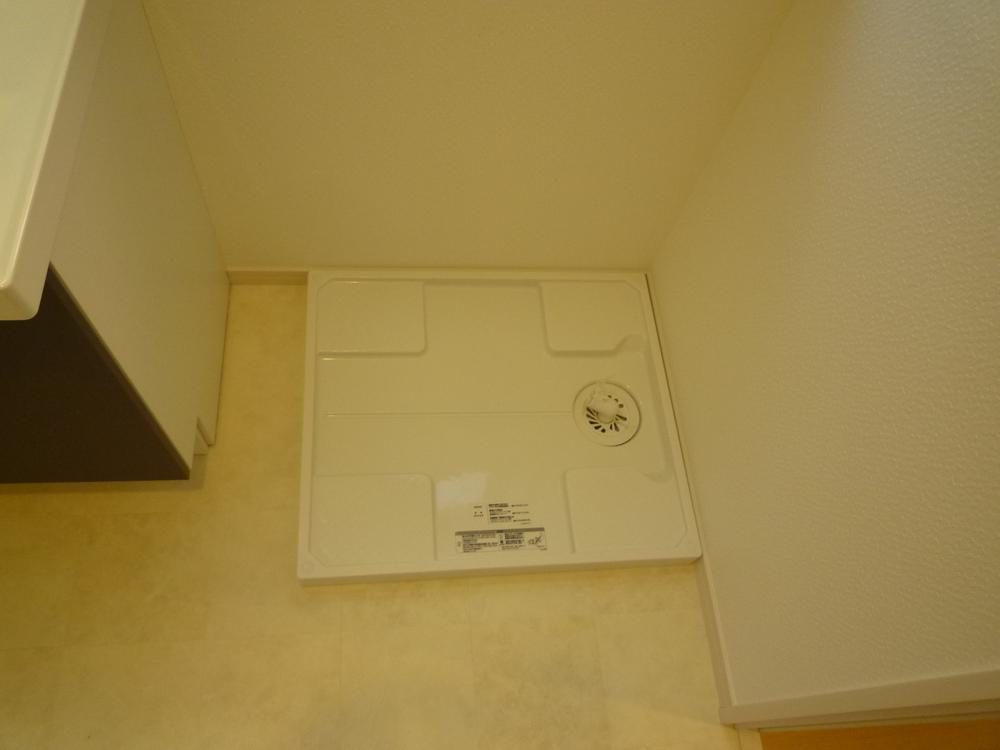 Wash basin, toilet. Secure the space of the room, which is also a large washing machine can be placed comfortably. 