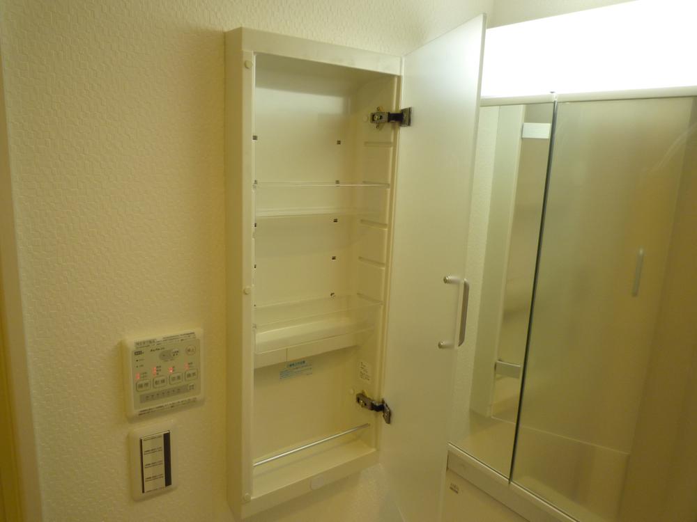 Wash basin, toilet. Equipped with small storage shelves such as apartment to vanity. 