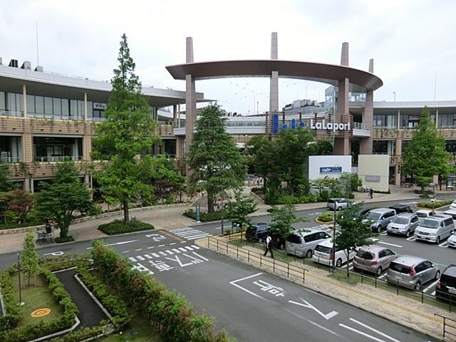 Other. Restaurant ・ Movie theater ・ This is useful in a fashion such as store a variety of "LaLaport Yokohama" within walking distance