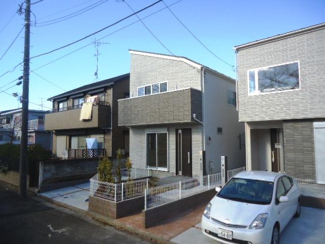 Local photos, including front road. Local (12 May 2013) Shooting