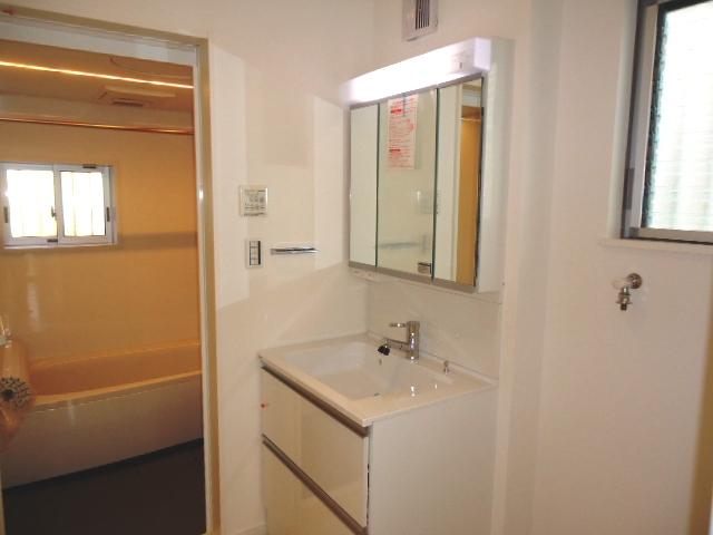 Wash basin, toilet. Indoor (12 May 2013) Shooting