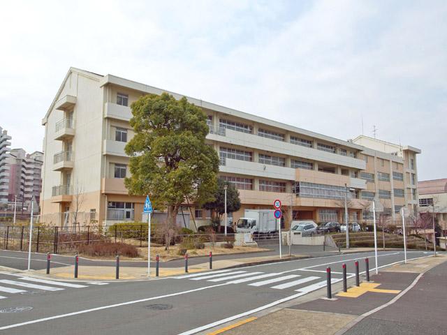 Junior high school. 2500m to Yokohama Municipal Tokaichiba junior high school