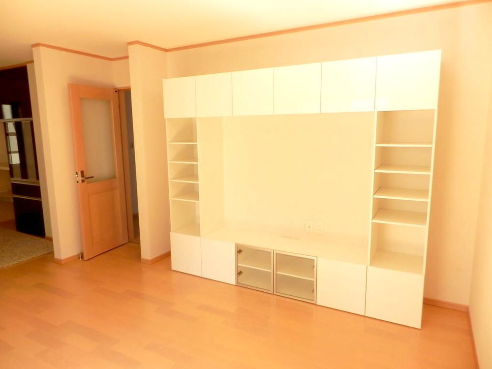 Same specifications photos (Other introspection). Large TV board is standard equipment I am happy! Storage is also enhanced! (The company specification example)