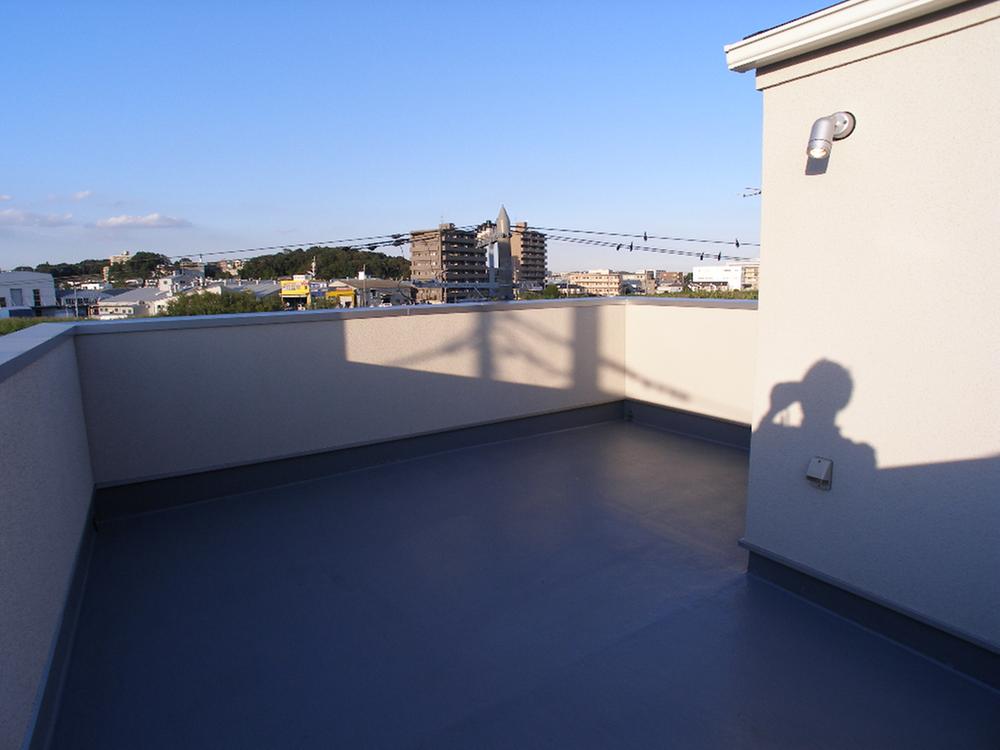 Balcony. Spacious with a roof balcony! (Building 2)