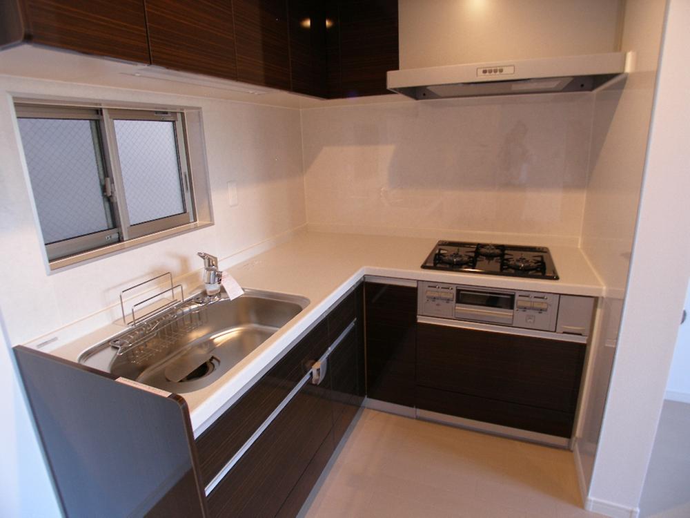 Kitchen. Functional L-shaped kitchen (Building 2)