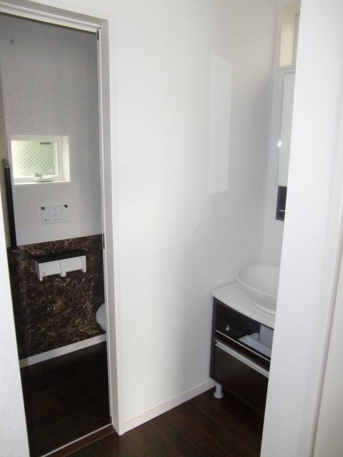 Wash basin, toilet. Indoor (June 2013) Shooting