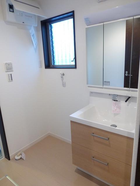 Wash basin, toilet. Building 2 Indoor (October 3, 2013) Shooting